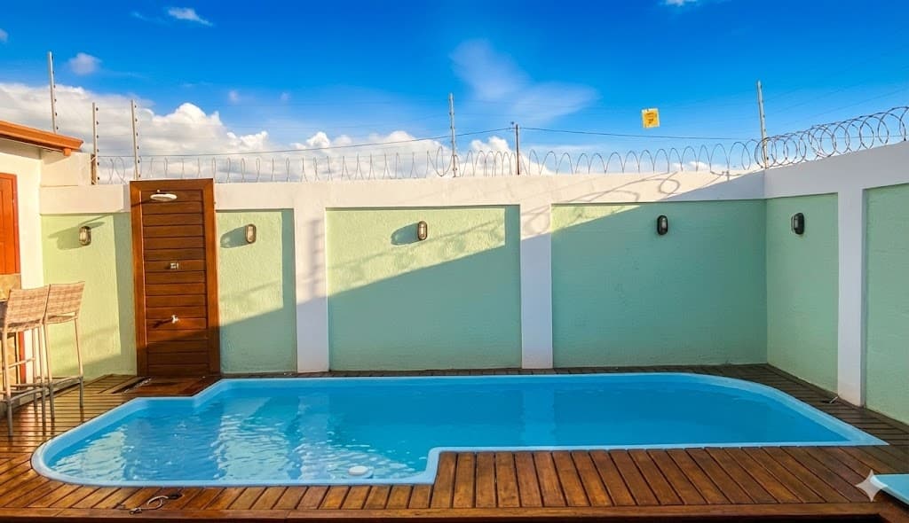 Sol quente, piscina fresquinha e espaço para a galera relaxar! 🏖️☀️