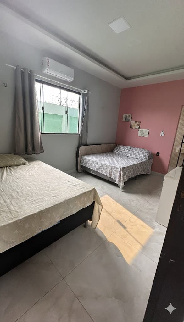 Conforto na sua estadia! 3 Suítes com ar-condicionado, 2 camas de casal e armadores de rede!. 🛏️☀️